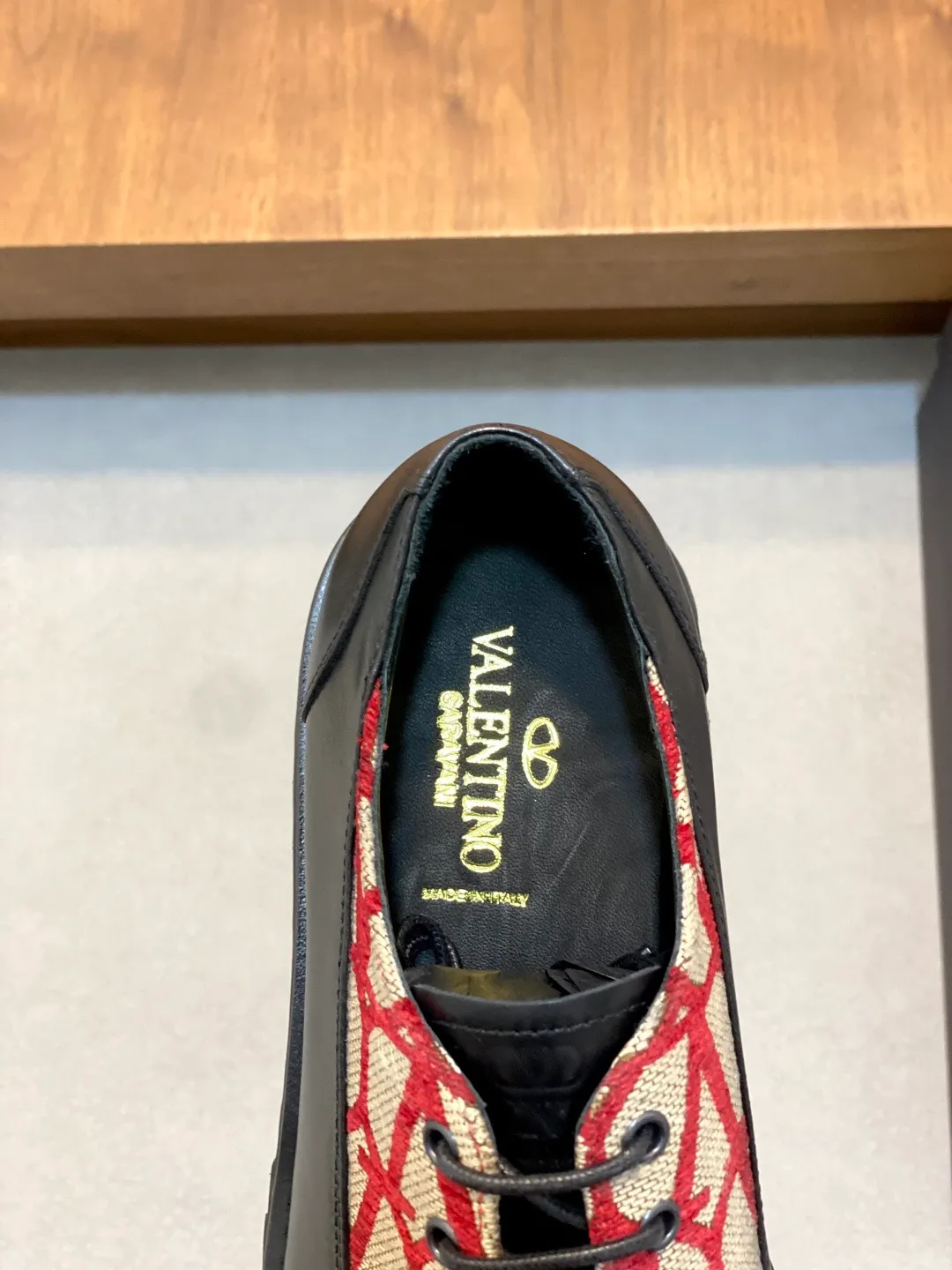 Men's shoes 💰740 VALENTINO Valentino's new men's fashionable casual leather shoes. These leather shoes are made of imported cowhide leather uppers, dyed calfskin lining and calfskin insoles. The upper foot is soft, comfortable and breathable. Comes with complete packaging in the original box! Visible details and quality. Size: 39-44 (customized at 38.45.46)